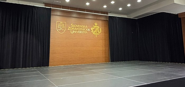 Látkové vybavenie v aule SZU v Banskej Bystrici